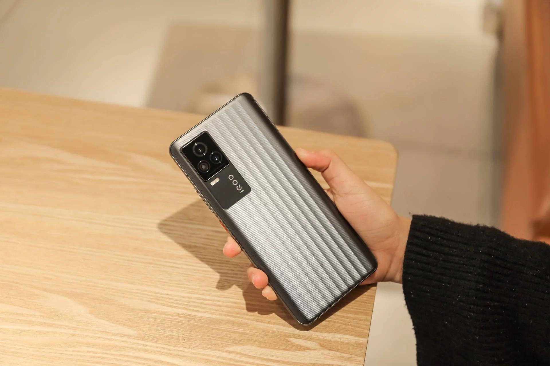 iqoo7新增8g256g全新版本多128g容量也仅多100元