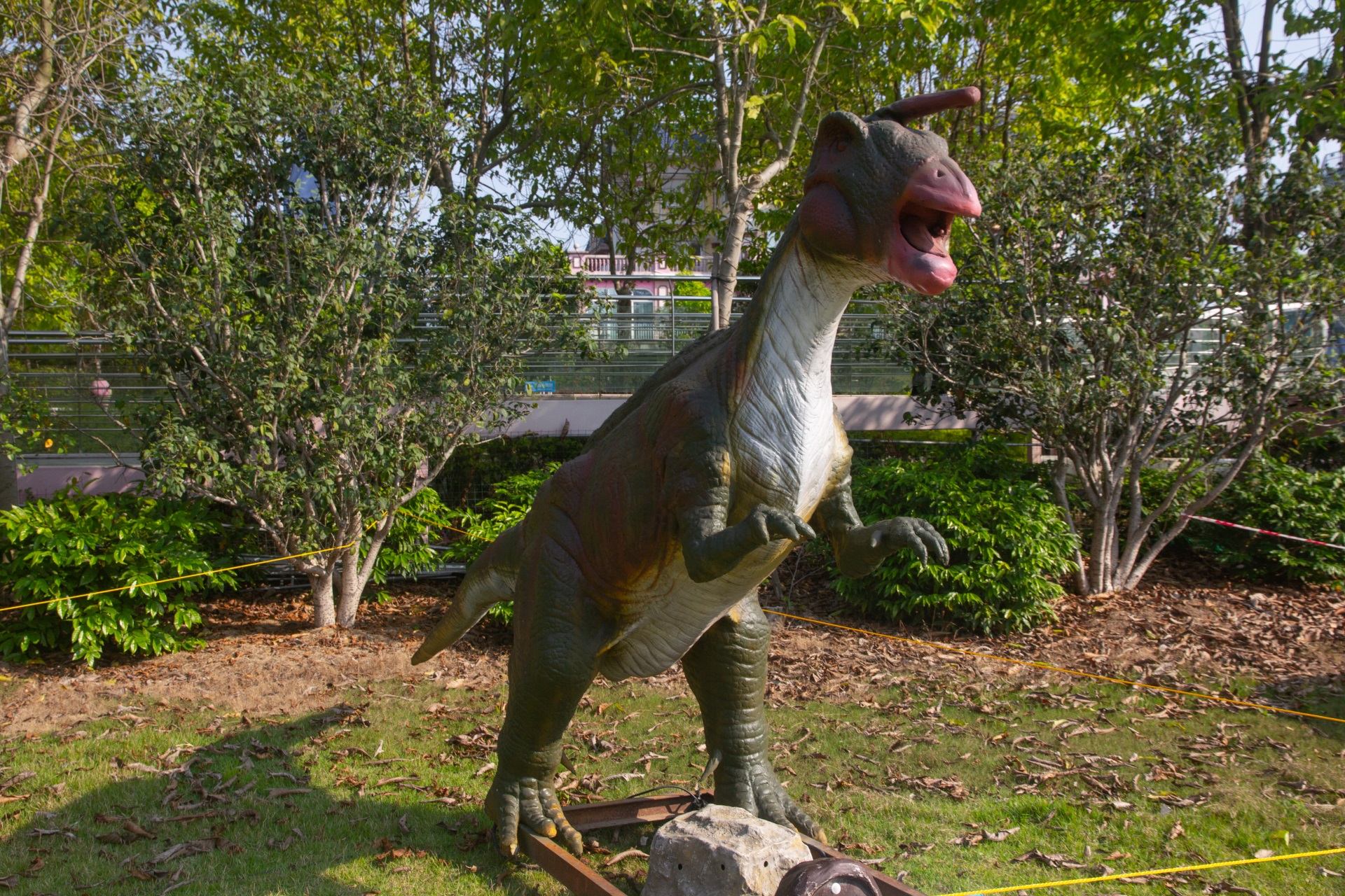 广州南沙新开一个恐龙公园十几只恐龙能吼能叫还会动