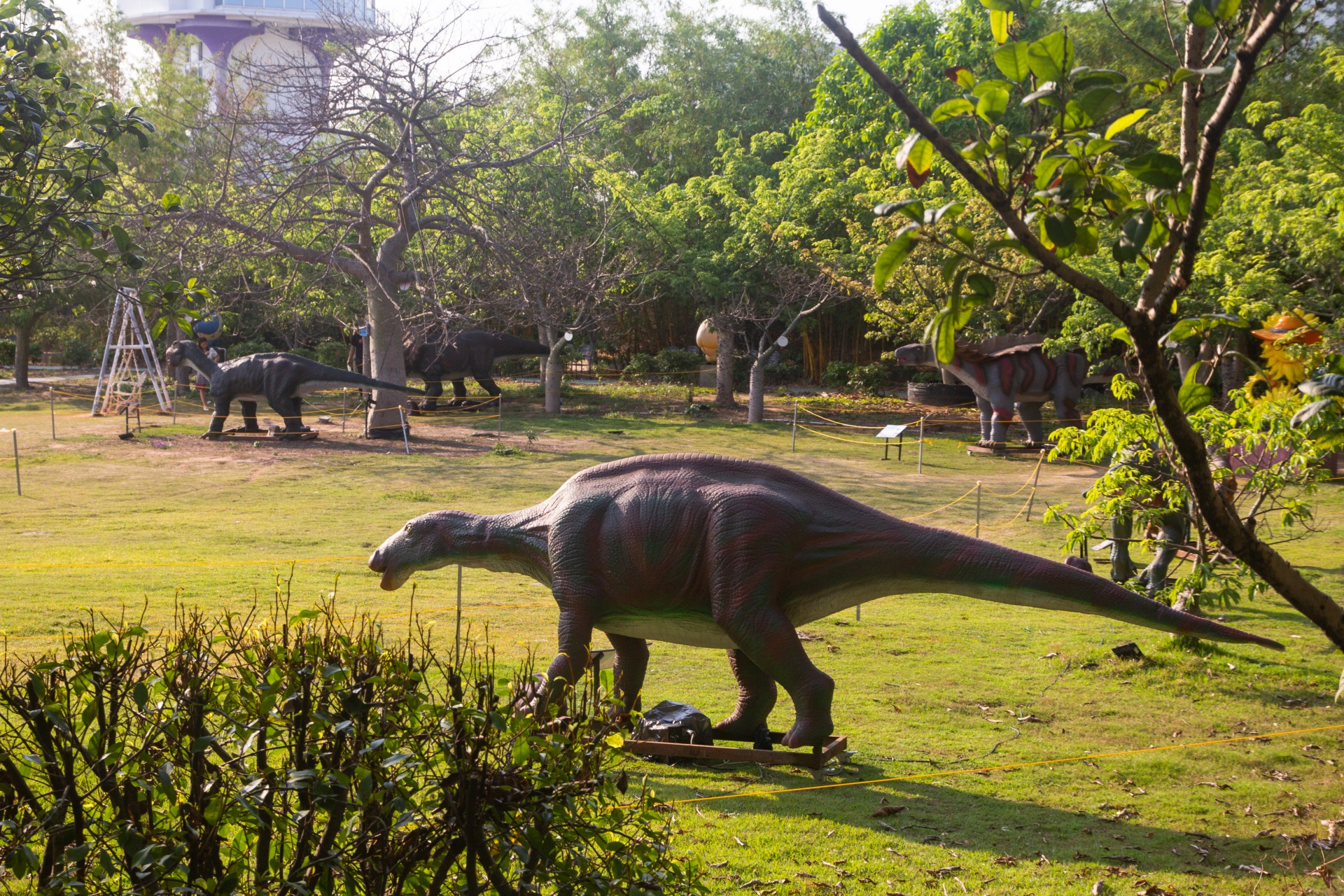 广州南沙新开一个恐龙公园十几只恐龙能吼能叫还会动
