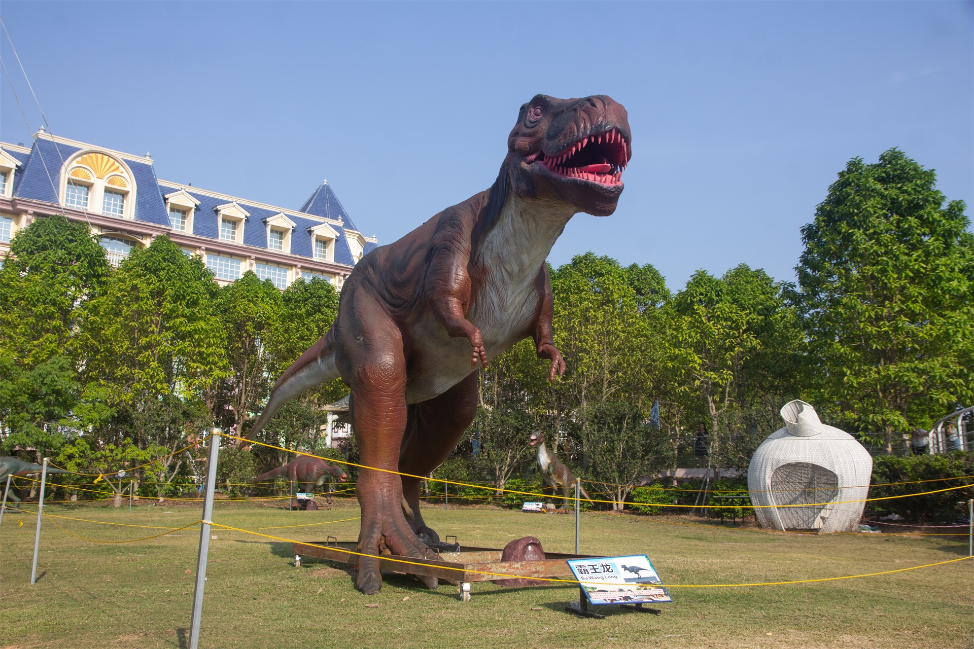 广州南沙新开一个恐龙公园十几只恐龙能吼能叫还会动