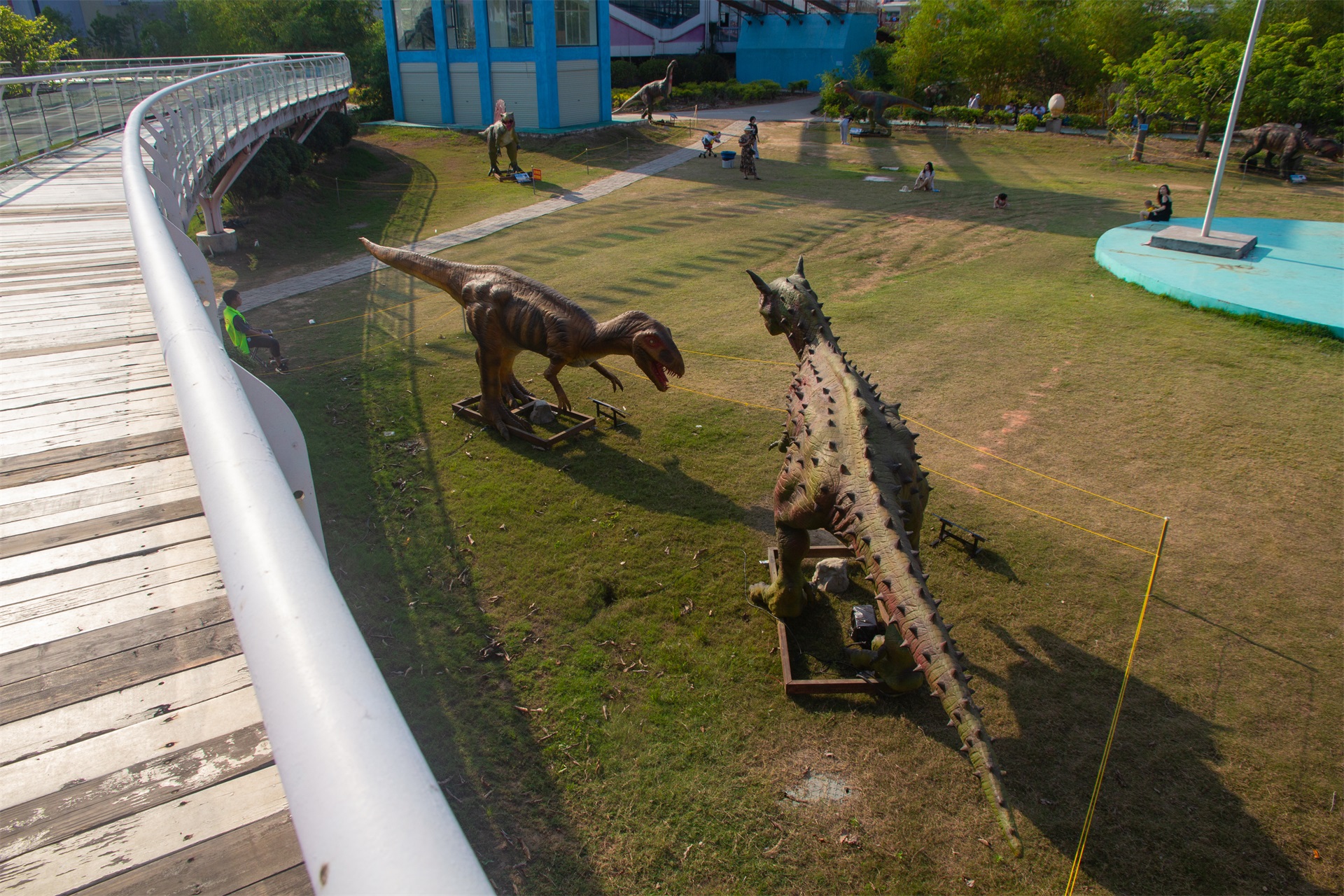 广州南沙新开一个恐龙公园十几只恐龙能吼能叫还会动