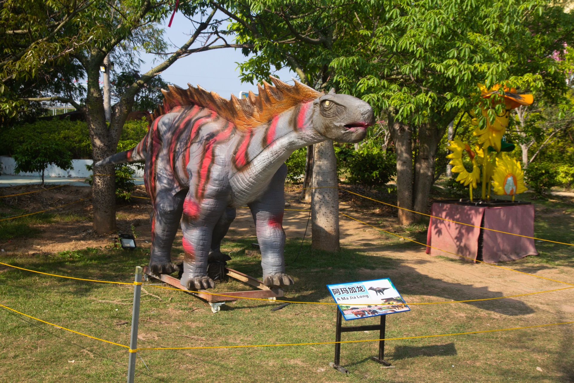 广州南沙新开一个恐龙公园十几只恐龙能吼能叫还会动