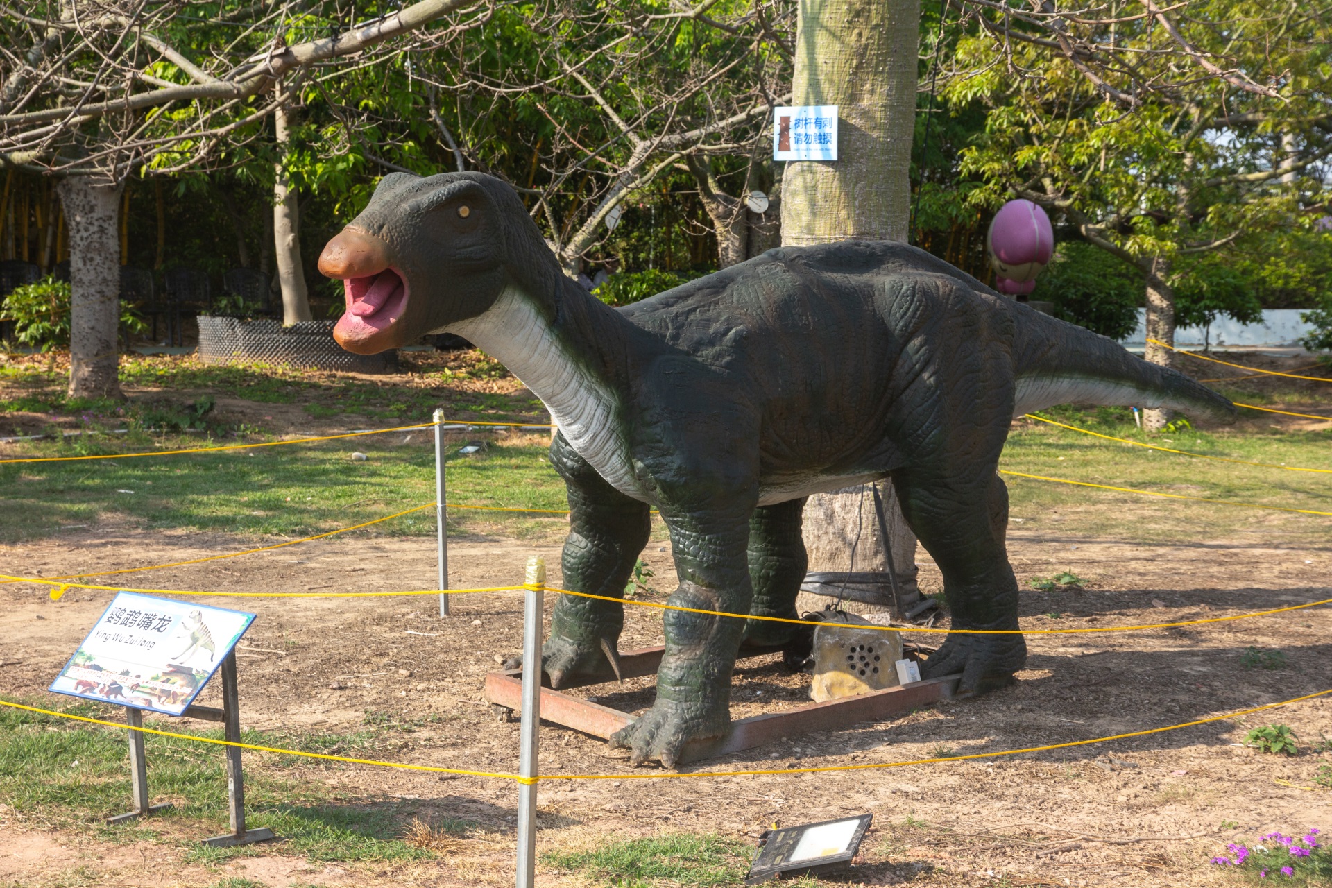 广州南沙新开一个恐龙公园十几只恐龙能吼能叫还会动