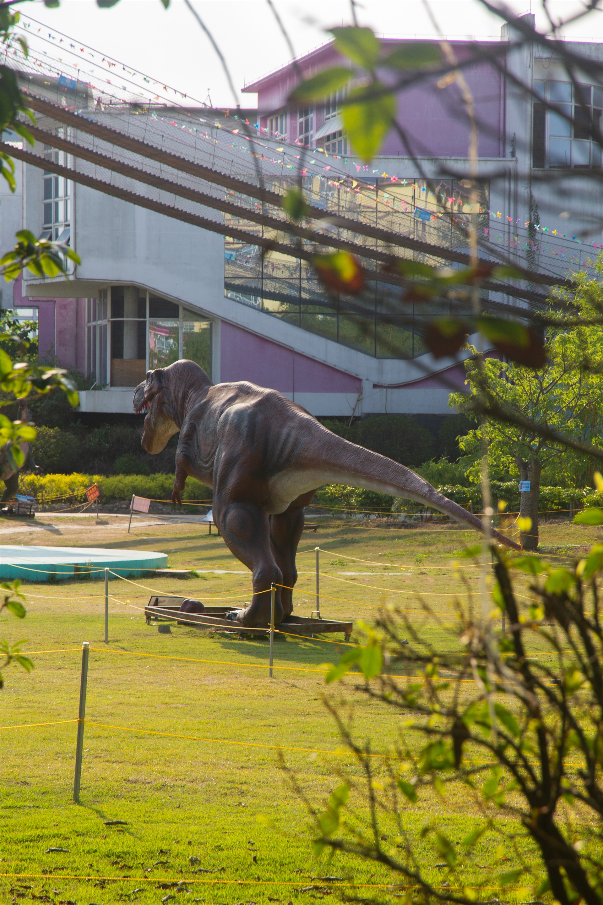 广州南沙新开一个恐龙公园十几只恐龙能吼能叫还会动