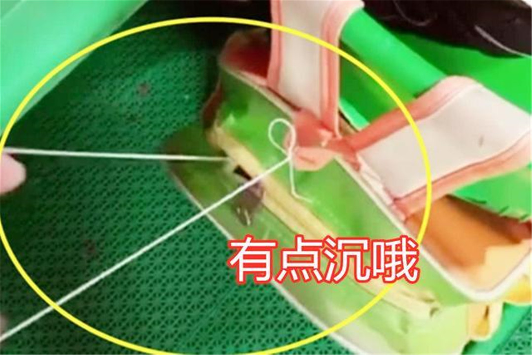 孩子书包上有一根白绳,幼儿园老师很好奇,拽出后称赞:家长有才休闲区蓝鸢梦想 - Www.slyday.coM 孩子书包上有一根白绳,幼儿园老师很好奇,拽出后称赞:家长有才休闲区蓝鸢梦想 - Www.slyday.coM