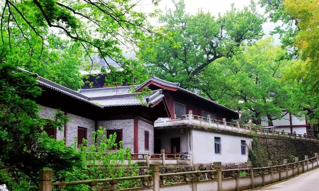 宁波金峨山下的千年名刹,风景原来这么美,难怪有名人曾来此长住