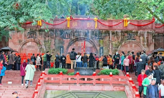 电影工作组在彭祖庙祈福和感受彭祖文化;也对彭山区政府,倡导健康民生