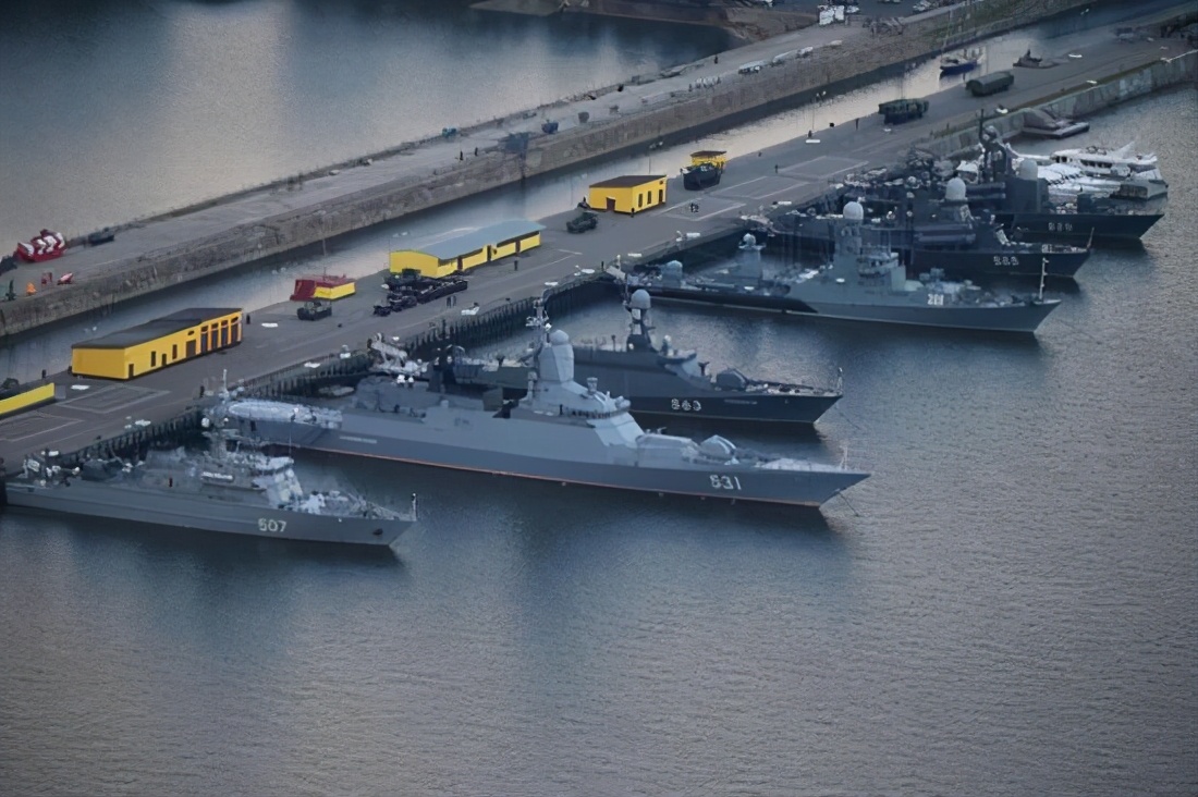 关门打狗俄罗斯封堵刻赤海峡乌军舰回不去港口急得团团转