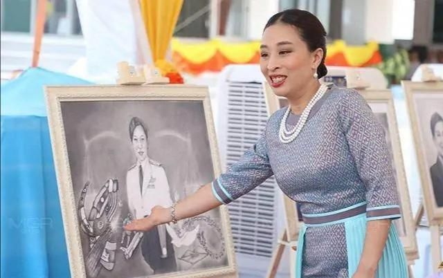 帕公主穿衣真霸气!背头造型搭配豹纹裙,气场碾压王子提帮贡