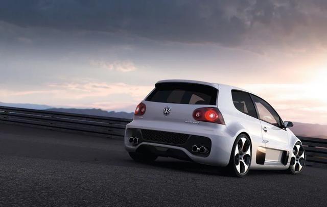 敢想敢做于是就有了一台使用w12发动机的大众高尔夫gti