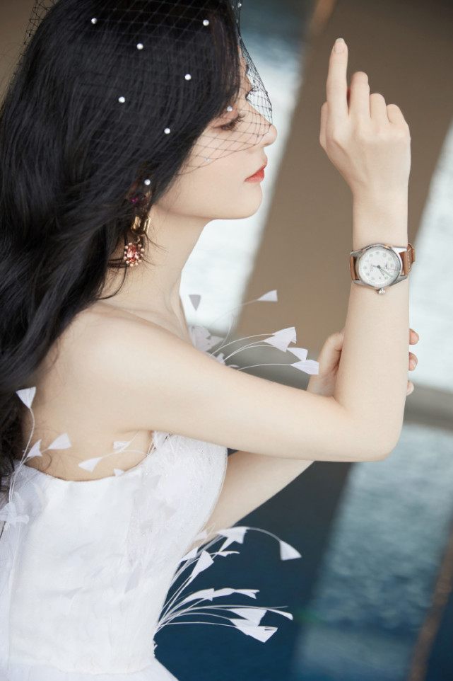 赵丽颖着白色拖尾羽毛裙大秀好身材,天鹅颈直角肩筷子腿养眼十足