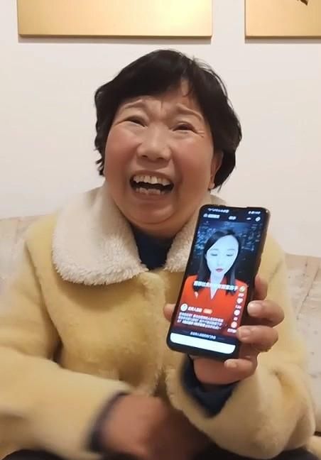 杜新枝在直播间听网友骂她,笑得前俯后仰,一度瘫
