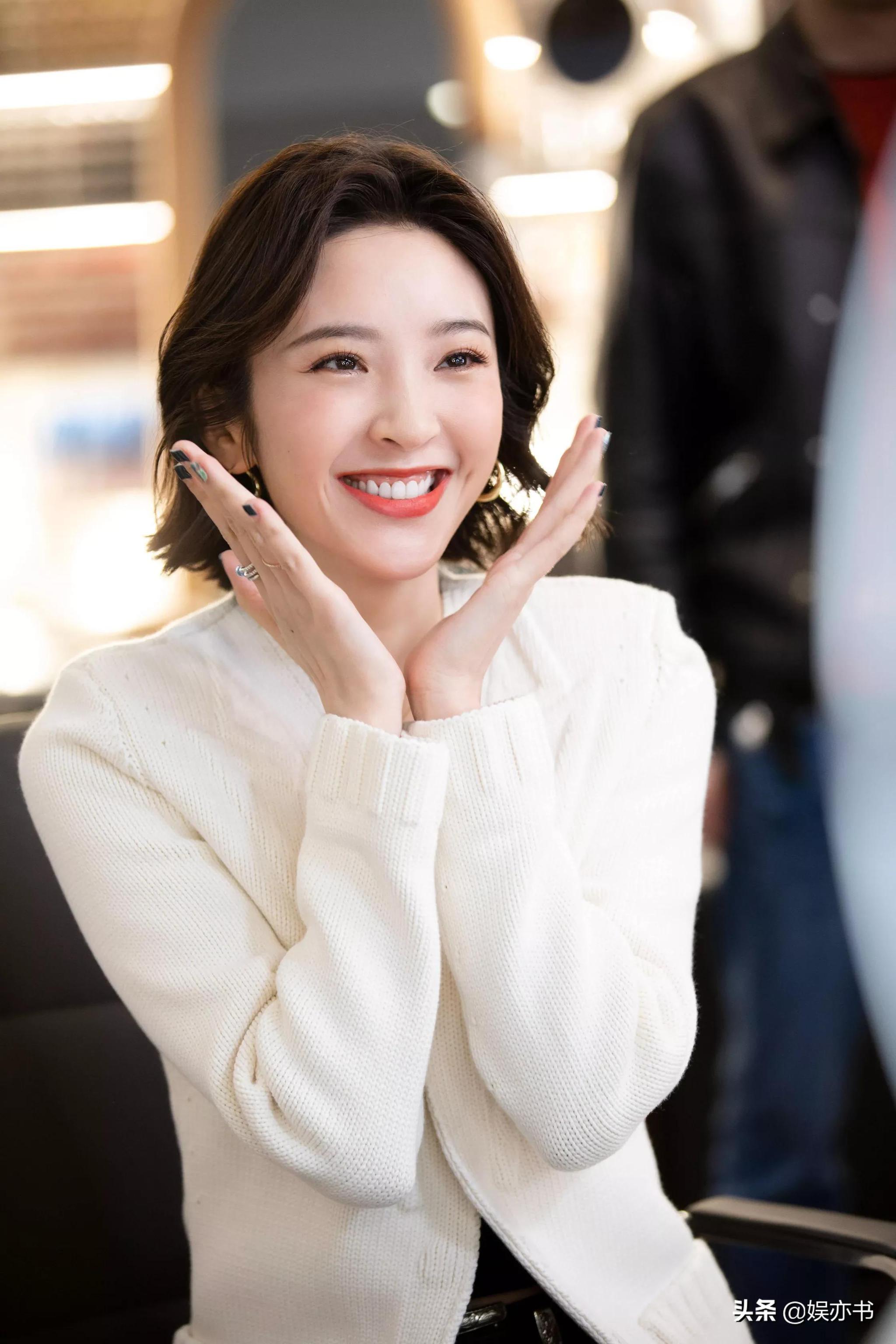 唐艺昕白色针织西装简约干练笑容甜美