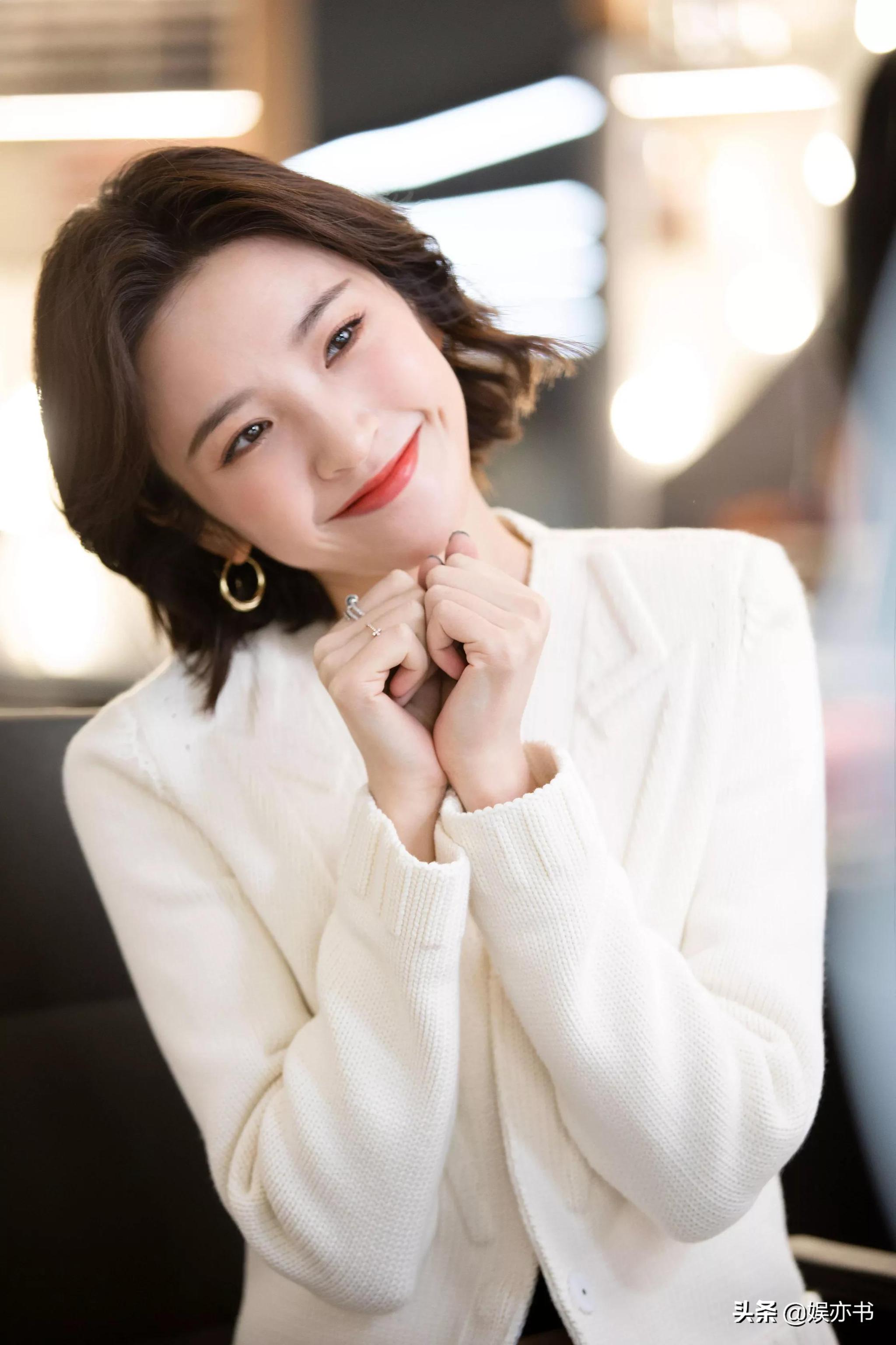 唐艺昕白色针织西装简约干练笑容甜美