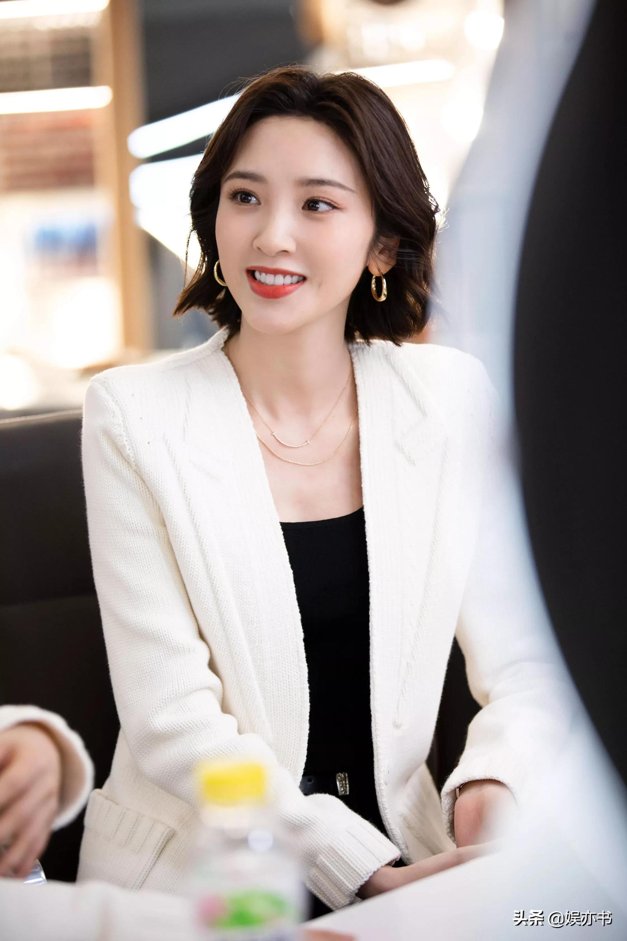 唐艺昕白色针织西装简约干练笑容甜美