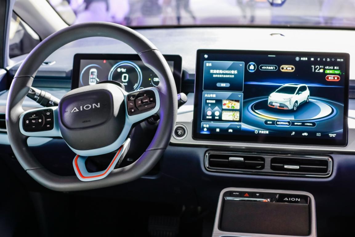进入车内,明显就能感受到aion y的精致设计,中控采用了大量的软质材料
