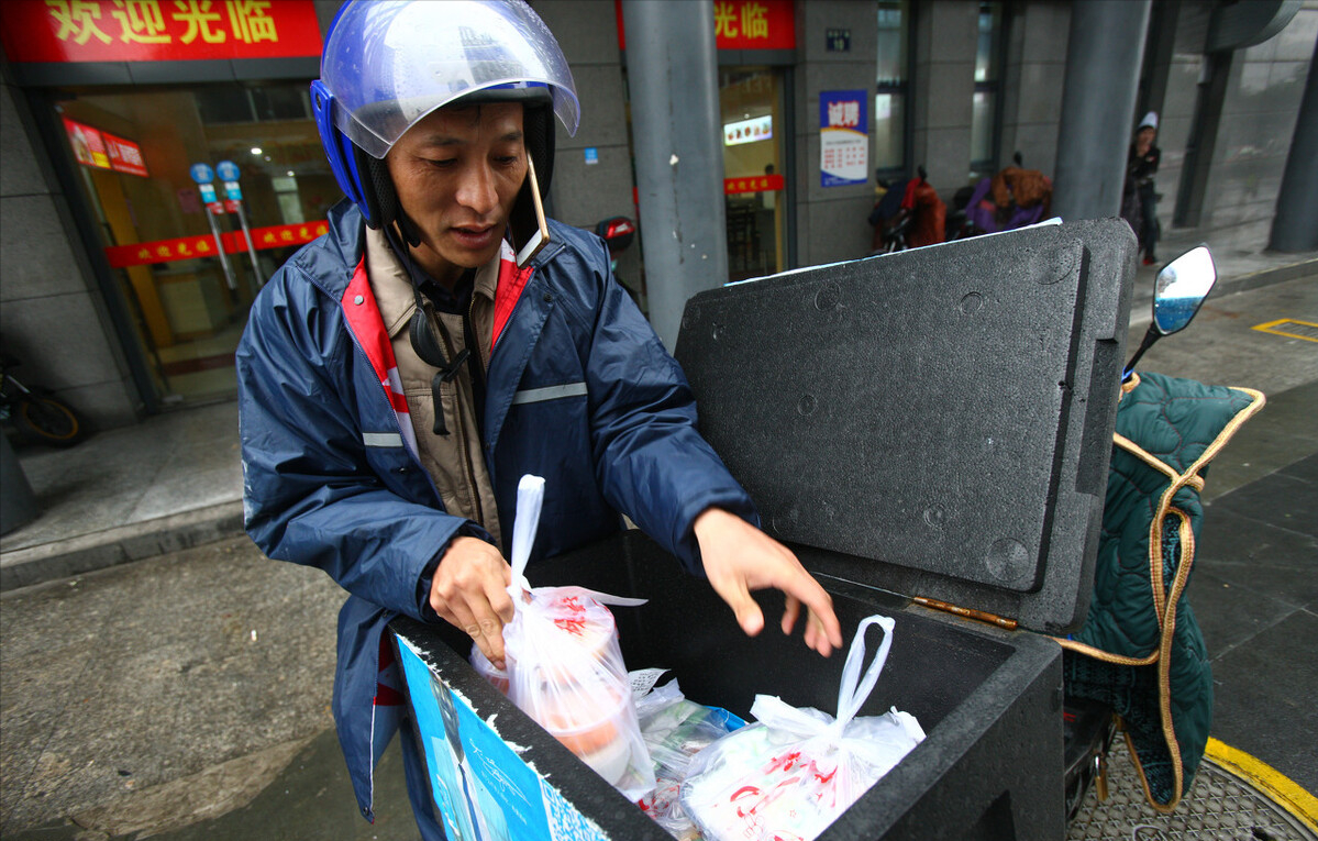 司机跑40公里接女乘客却因不帮抬行李遭退单服务行业心酸抹泪