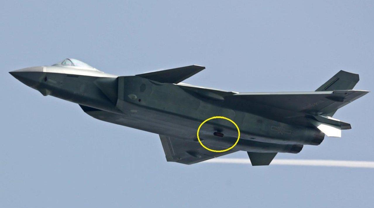 央视曝光歼20最新照,龙勃透镜突然消失了,开启战斗模式?