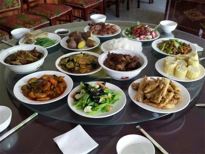 你看着这桌菜地道的农家院菜肴,特点就是简单,朴实,原汁原味的农家菜