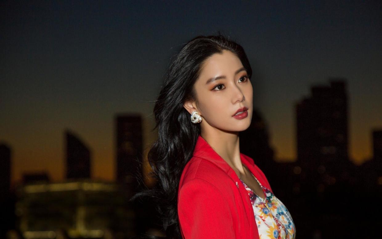 克拉拉带火了一种穿搭叫红色西装牛杂短裤秀出高挑身材