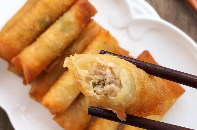 油炸春卷,香味扑鼻,外酥里嫩,肉馅也是超美味