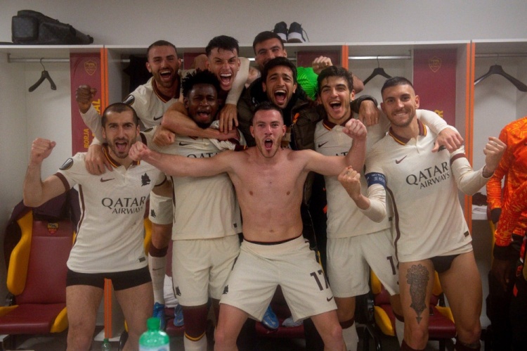 姆希塔良赛后晒更衣室合照罗马众将兴奋庆祝