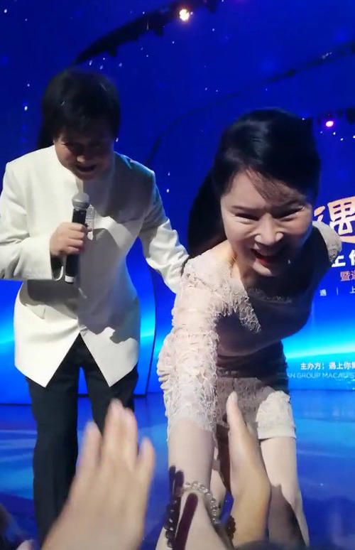 任静夫妻在县城商演52岁穿紧身裙装阿姨昏暗灯光都掩不住老态