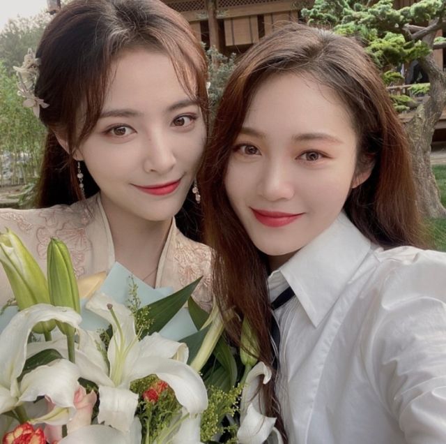 许佳琪与闺蜜合照两人如同一个模子刻出来的芭比眼太过惊艳