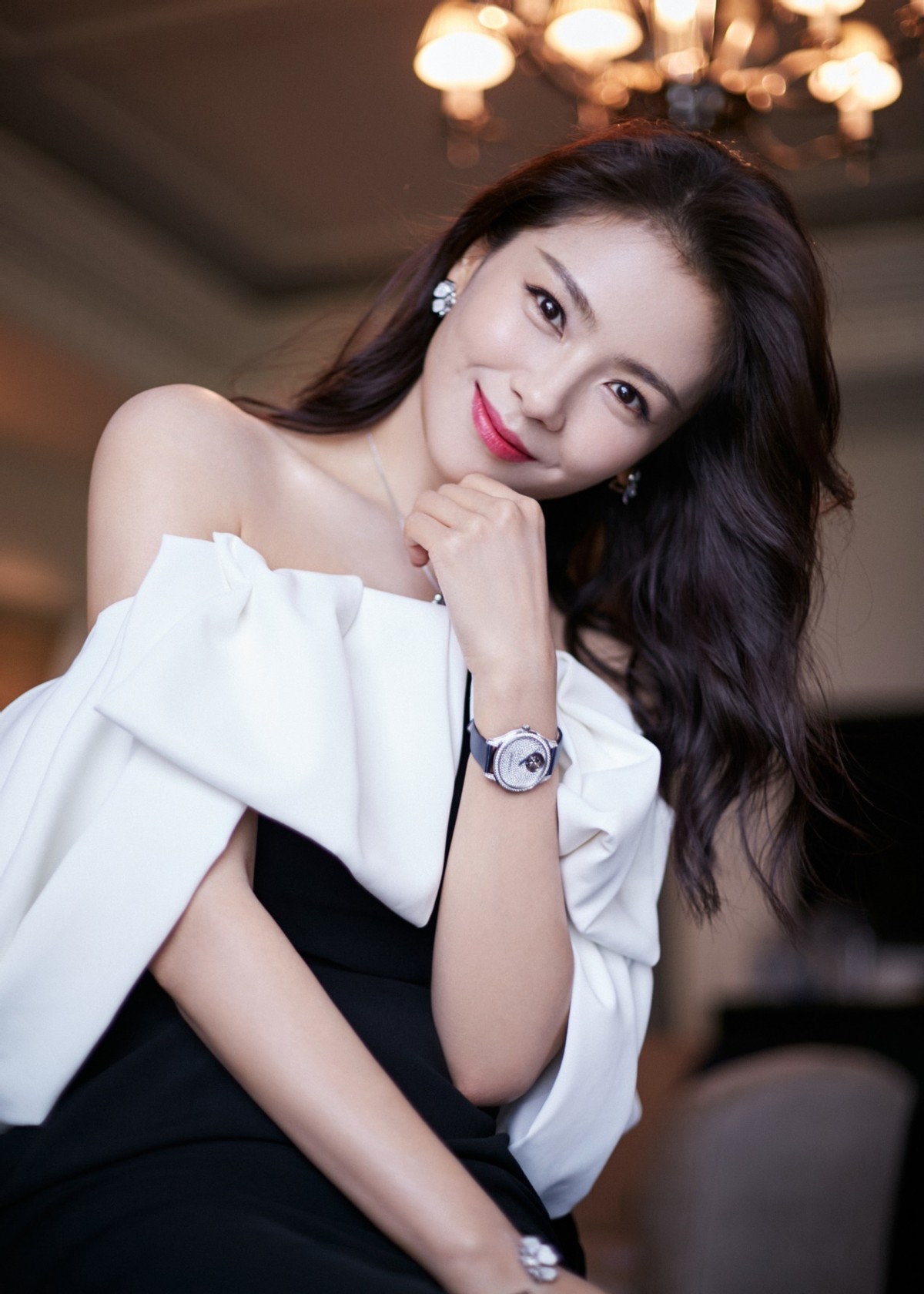 刘涛生图皮肤娇嫩似少女紧身一字裙秀蛮腰腕表镶数百颗钻石