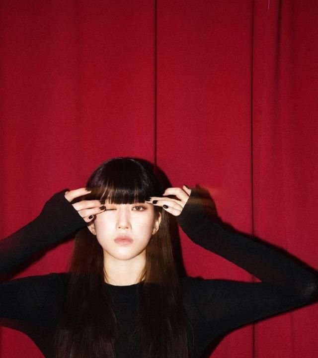 女神降临文佳煐烟熏妆新造型曝光网以为是视觉系女团成员