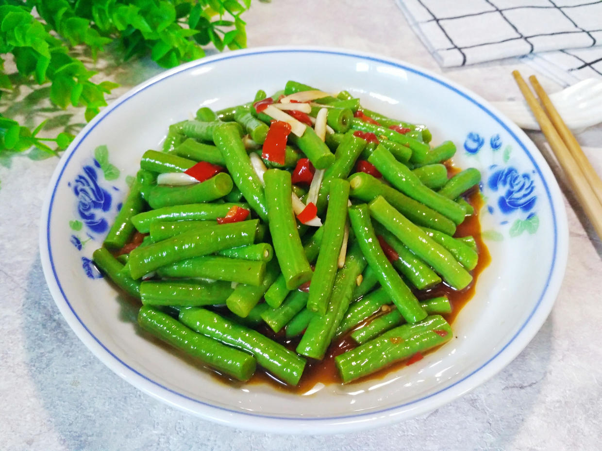 凉拌豇豆材料:豇豆适量,大蒜3瓣,生抽,蚝油,剁椒,香醋,白糖,花椒,食用