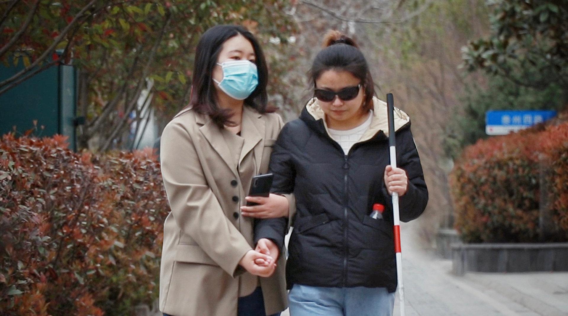 当看到盲人女孩坐在路边哭泣,路过的出租车停了下来