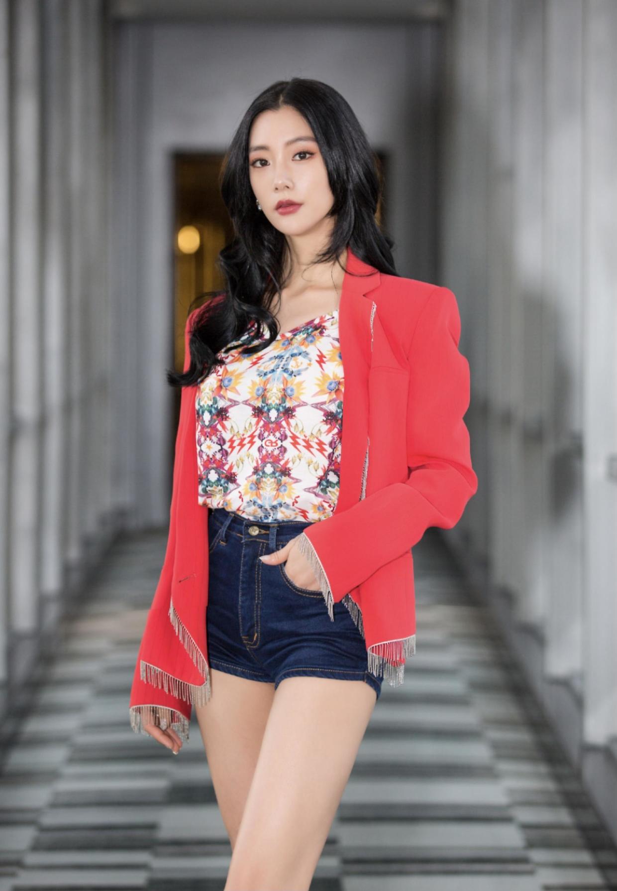 克拉拉带火了一种穿搭,叫"红色西装牛杂短裤",秀出高挑身材