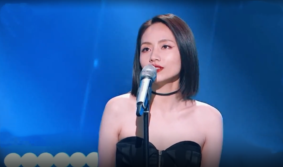 大风吹火遍全网比旋律更吸引人的是刘惜君的低胸装她真白