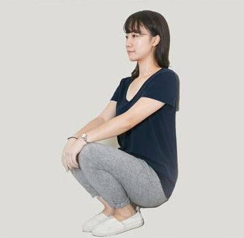 蜜拓蜜提醒,女士两脚并拢,屈膝下蹲.