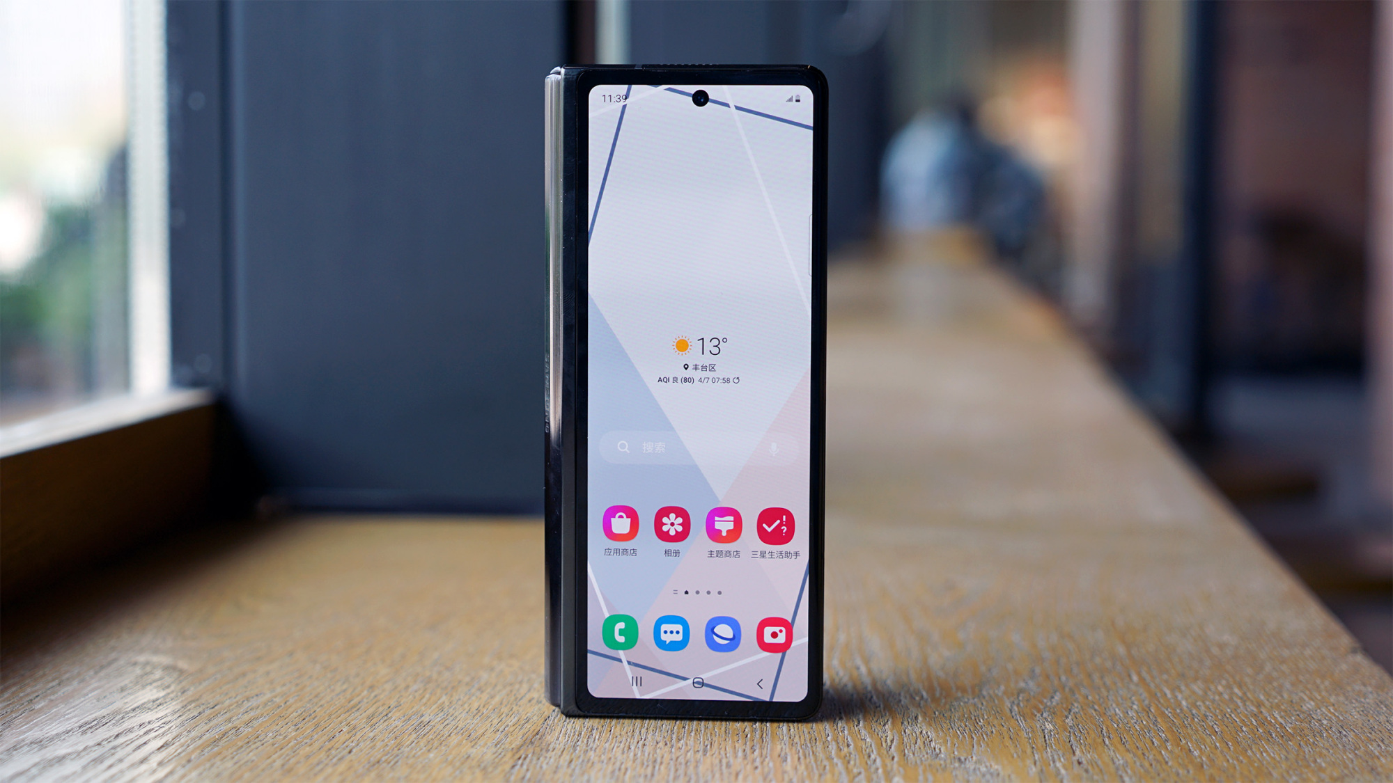 内屏摄像头多角度旋停三星galaxyzfold25g一枝独秀