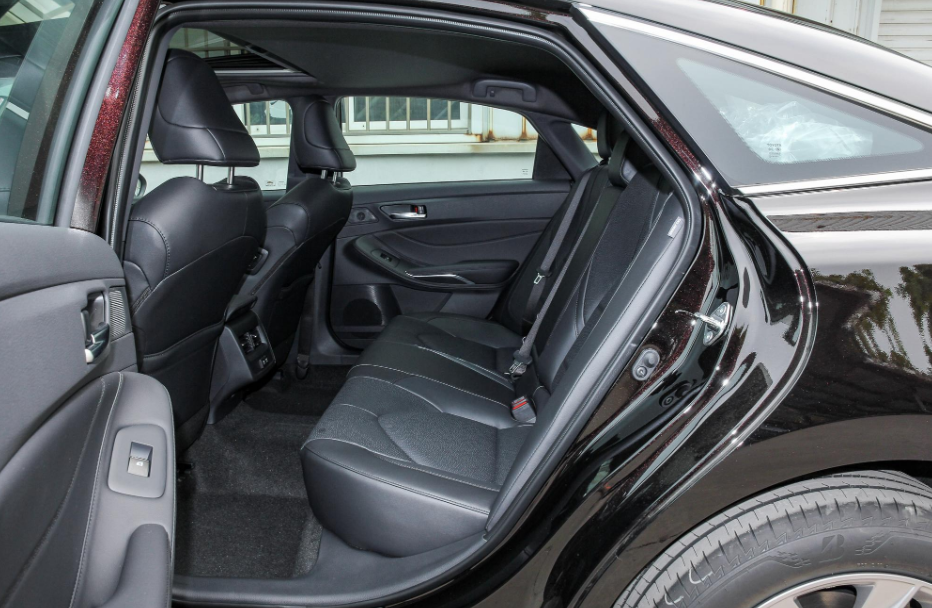 2021款丰田亚洲龙,2.5l 8at,空间大舒适省油