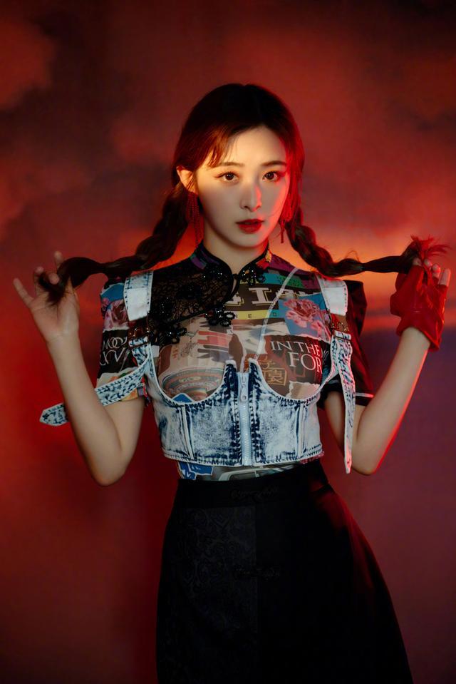 张含韵回归浪姐旗袍上衣配半裙穿出好比例小个女生学着点