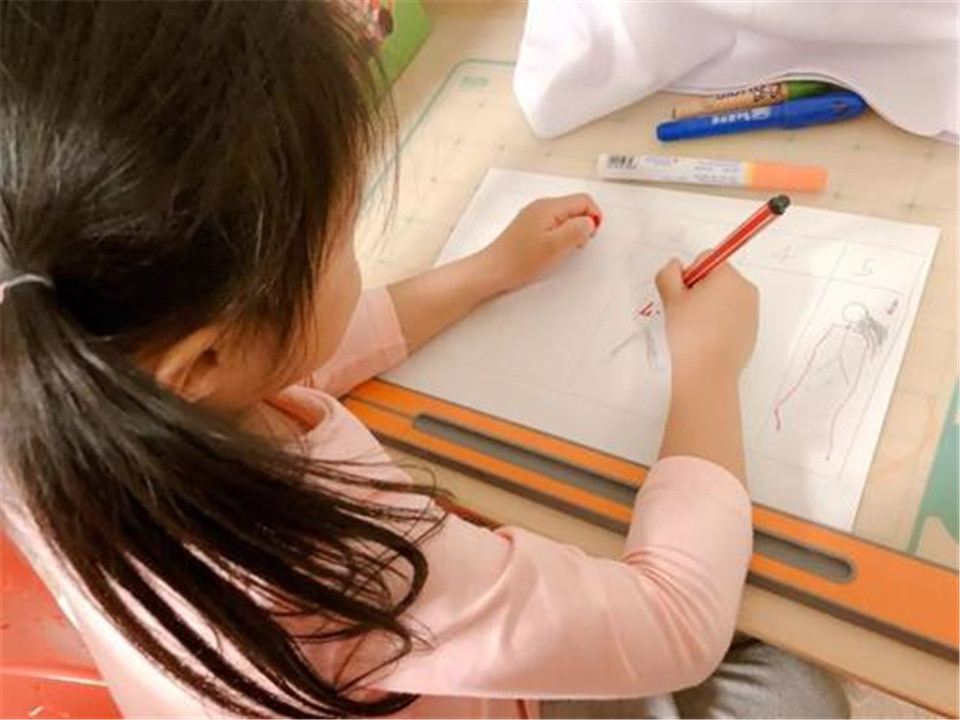 孩子书包上有一根白绳,幼儿园老师很好奇,拽出后称赞:家长有才休闲区蓝鸢梦想 - Www.slyday.coM 孩子书包上有一根白绳,幼儿园老师很好奇,拽出后称赞:家长有才休闲区蓝鸢梦想 - Www.slyday.coM