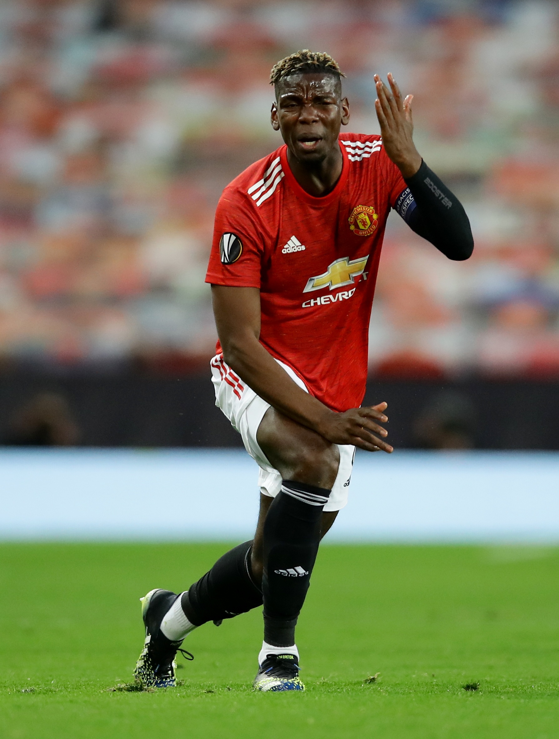 4月15日,曼联队球员弗雷德(下)在比赛中倒地.新华社/路透