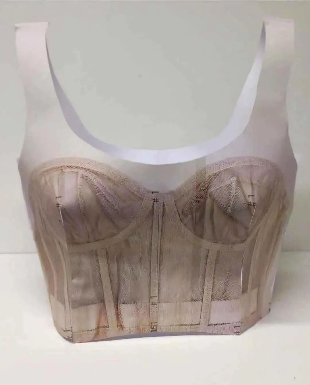 在轻薄层次感烟玫瑰粉的礼服裙中采用corset中和了裙身的柔美,增加了