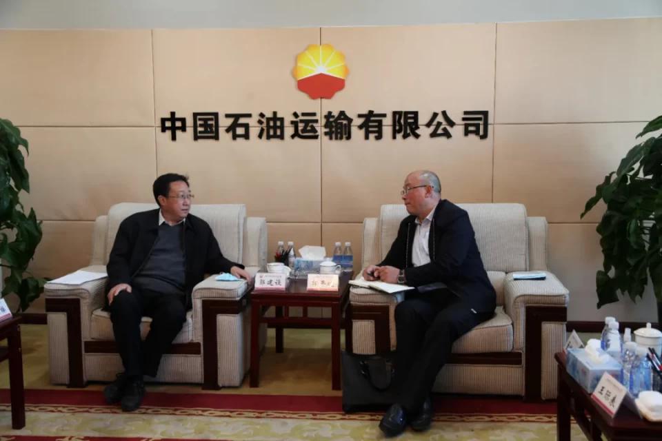 郭平晓首先与中国石油运输有限公司董事长,党委书记魏国庆进行了亲切