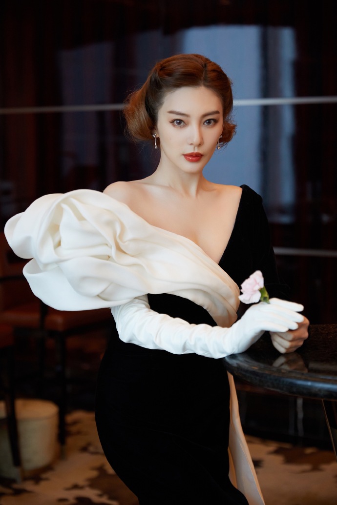 被张雨绮折服穿黑白礼服闪耀浪姐成团夜烫大妈卷依旧惊艳