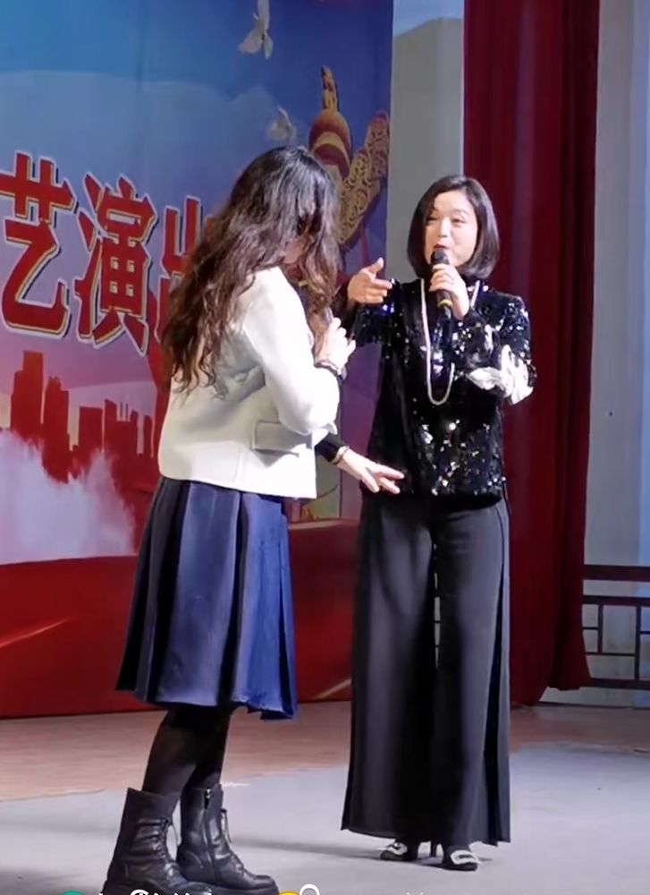 46岁歌手白雪回家乡公演发型20年都没换过嫁富商生活奢华滋润