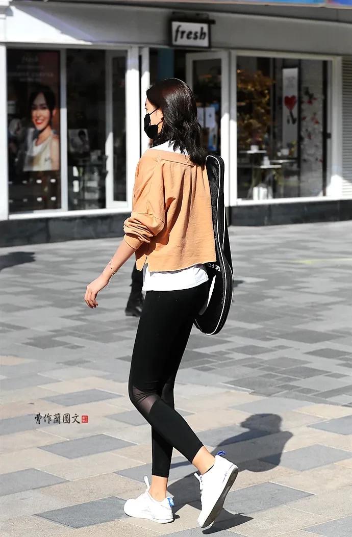 街拍打底裤美女除了线条还是线条