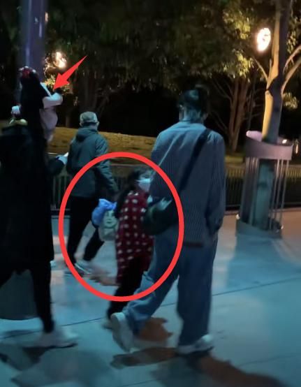 戚薇离婚了?戚薇一家畅游迪士尼,李承铉贴心搂妻破婚变传闻。休闲区蓝鸢梦想 - Www.slyday.coM