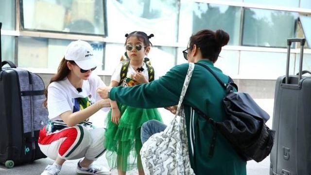 戚薇离婚了?戚薇一家畅游迪士尼,李承铉贴心搂妻破婚变传闻。休闲区蓝鸢梦想 - Www.slyday.coM