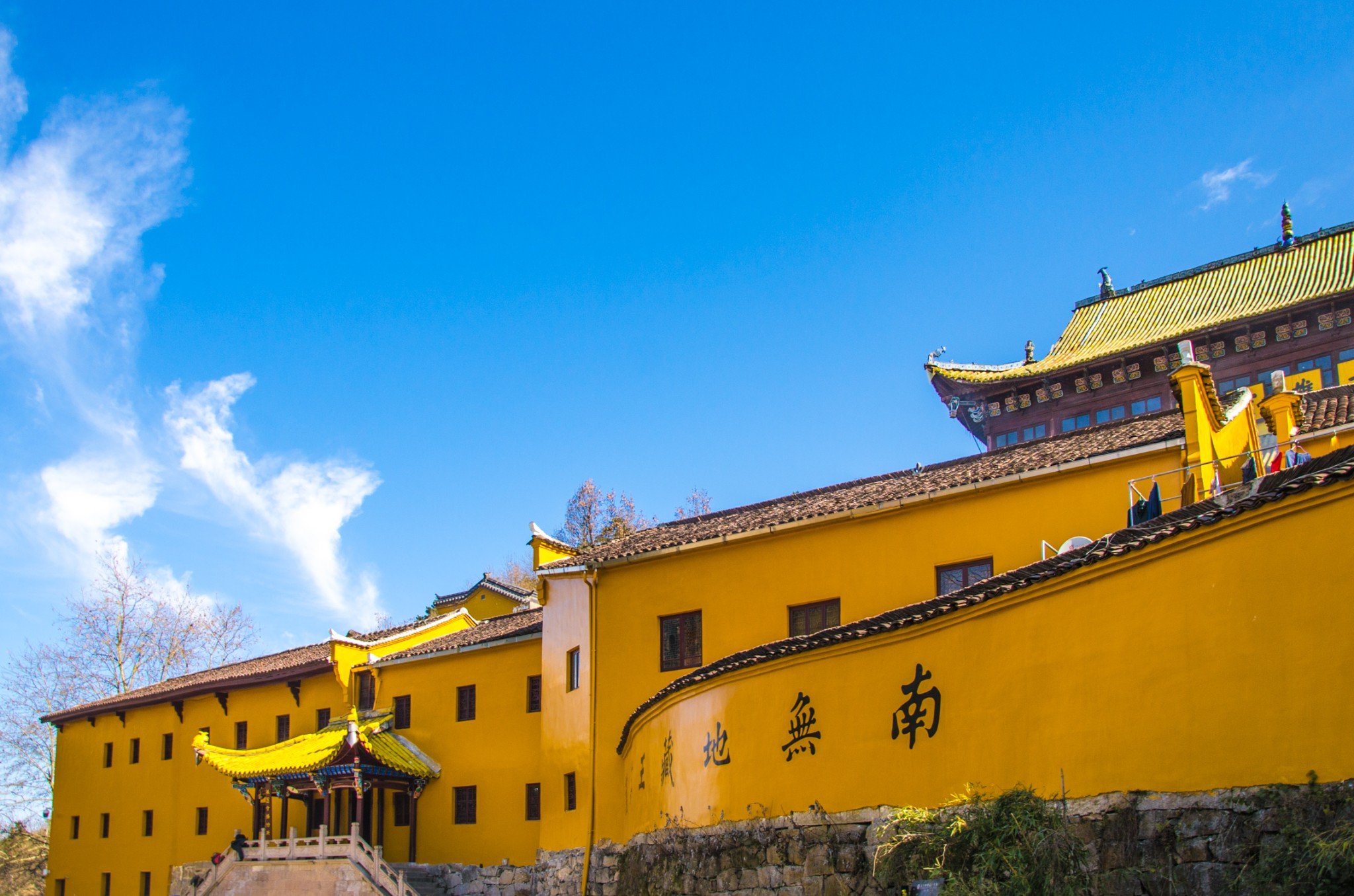 在九华山山麓至天台峰的山间,名刹古寺林立,文物古迹众多,至今依然
