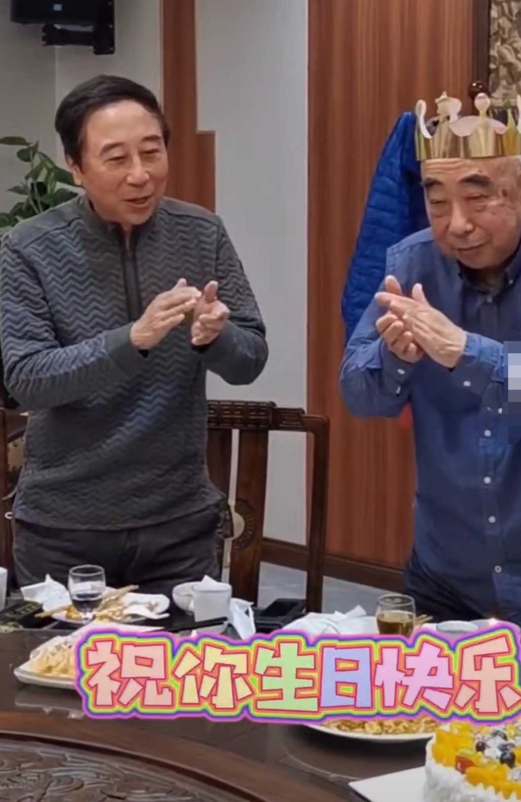 63岁冯巩一家出游,与哥哥姐姐共用一张脸,大哥满头白发肚腩大|冯巩