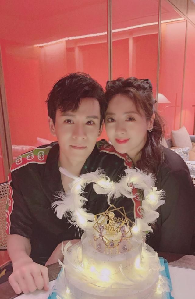 小李琳为姐弟恋老公庆生穿黑衣袖口镶钻太时髦趴经超肩上真甜